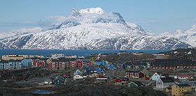 Le quartier de Nuussuaq avec la montagne Sermitsiaq en arrière-plan