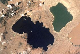 Image satellite de l'O'a remplie par le lac Shalla (à gauche) et du lac Abiata extérieur à la caldeira (en haut à droite).