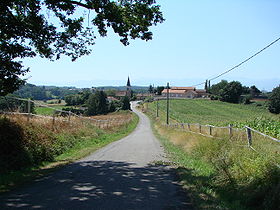 Entrée du village, église à gauche, école à droite