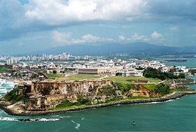 Vue aérienne de San Felipe del Morro (premier plan), la ville de San Juan est au fond.