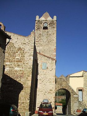 Le clocher et la porte fortifiée
