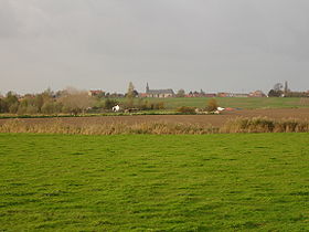 Oost-Cappel et Eglise Saint-Nicolas, vu de Roesbrugge en Belgique.