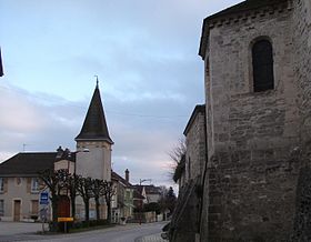 La mairie et l'église, de gauche à droite.
