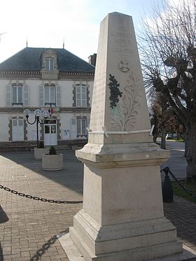 Monument aux morts et mairie d'Ossey-les-Trois-Maisons