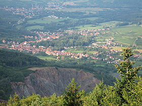 Ottrott vue depuis le Mont Sainte-Odile qui s'étire autour de l'arborétum du Windeck. Au premier plan, les carrières d'Ottrott-Saint-Nabor.