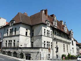 L'hôtel Salleton, à gauche du feu tricolore