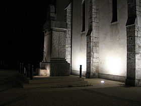 Vue nocturne du monument aux morts, à proximité de l'église de Péron
