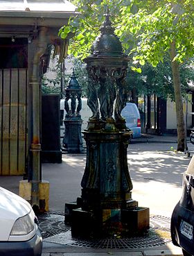 Les deux fontaines Wallace (grand-format) de la place Louis-Lépine.