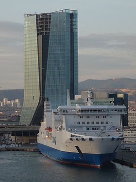 La tour CMA-CGM en construction derrière un ferry dans le port de Marseille