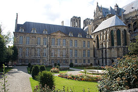Le Palais de Tau, salle du trésor et cathédrale (de gauche à droite), vue depuis les jardins.