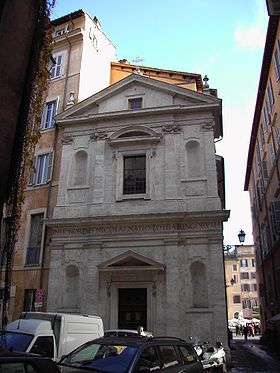 La façade de l'église ; au fond, la place Navone