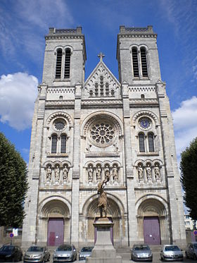 La façade de la basilique, avec devant une statue équestre de Jeanne d'Arc signée Charles-Auguste Lebourg (1829-1906)