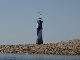 Le phare et le tumulus du Four à marée basse