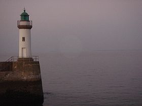 Un des deux phares de l'entrée du port.