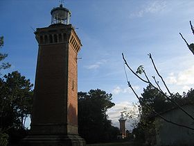 Les phares d'Hourtin : la tour nord au premier plan, la tour sud en arrière-plan.