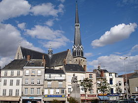La place du Martroi et l'église Saint-Salomon-et-Saint-Grégoire