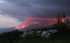 Coulées de lave lors de l'éruption du Piton de la Fournaise en avril 2007.