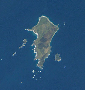 Image satellite de l'île Pitt entourée par les îles Mangere et Petite Mangere à l'ouest et l'île du Sud-Est au sud-est.