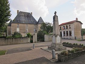 La place avec le château, la mairie, et le monument aux morts.