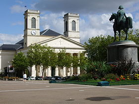 La statue de Napoléon Ier et l'église Saint-Louis, place Napoléon.