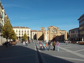 La Plaza Mayor et l'église de San Pedro au fond.