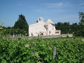 L'ancienne abbaye des Prémontrés, au milieu des vignes