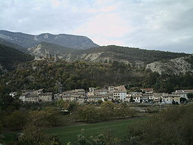 Village de Pontaix, avec les ruines du château.