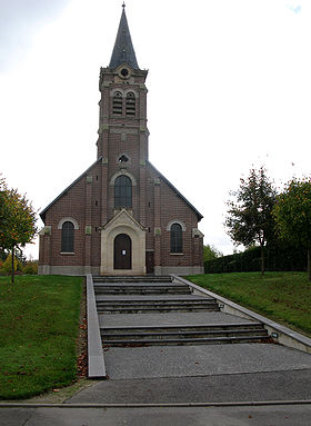 L'église avec l'aménagement récent de son accès en degrés (quatre paliers de trois marches).