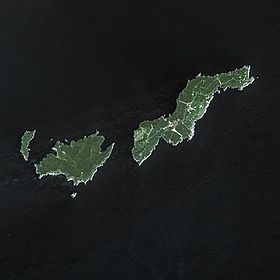 Image satellite de l'île du Levant (à droite).