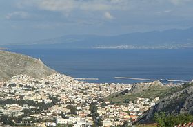 Vue d'ensemble de la ville-port de Pothia et le château Chrysoheria (sur le promontoire à droite) depuis le village d'Argos. L'île de Kos dans le fond.