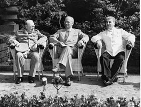 Les acteurs de la conférence de Potsdam : Churchill, Truman, Staline, dans le jardin de Cecilienhof.