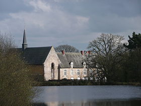 Vue du Prieuré de la Primaudière, chapelle et bâtiments conventuels.