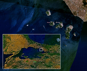Photo satellite des îles Adalar(Büyükada est la plus grande à droite)
