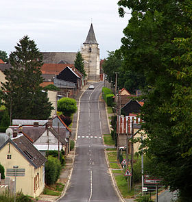 La commune est traversée par la route qui va de Pas-en-Artois à Amiens.