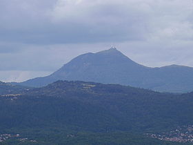 Photographie de la route D 52 : Aux environs de la RD 52, on peut voir le sommet du Puy de Dôme, vu depuis le plateau de Gergovie