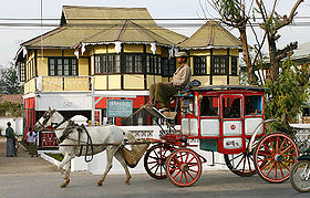Voiture à cheval et maison coloniale à Pyin U Lwin (2004)