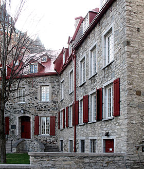 Entrée de la Maison Chevalier à l'angle de la rue du Marché-Champlain et de la rue Notre-Dame.