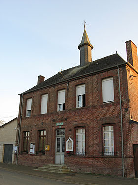 La mairie, avec son clocheton typique de la région.