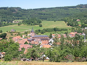 Le village vu du cimetière militaire.