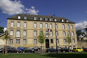 Vue de la façade principale, sur la rue Martenot, vu depuis le square de La Motte.