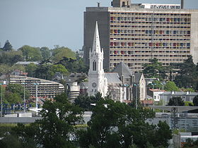 Le centre-ville de Rezé avec, de gauche à droite, l'hôtel de ville, l'église Saint-Pierre et la Cité Radieuse