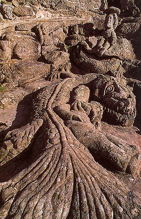 Détail des Rochers sculptés – Monstre marin et personnages