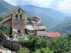 Le clocher de l'église Saint-Laurent et le village dominant la vallée de la Tinée