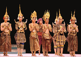 Le Ballet royal du Cambodge lors des rappels après la représentation d'Apsara Mera à Paris en 2010
