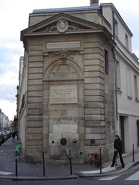 Vue générale de la fontaine Boucherat : la rue de Turenne est à gauche et la rue Charlot à droite (en regardant la fontaine).