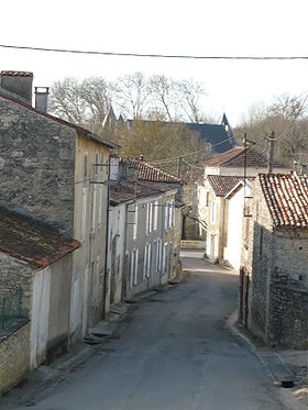 La rue d'Aulnay à Dampierre-sur-Boutonne.