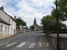 Vue sur Ruillé-le-Gravelais, l'église