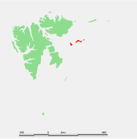 Carte du Svalbard, montrant Kongsøya (en rouge) à l'est.