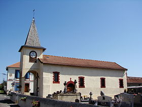 Église avec mairie en arrière plan