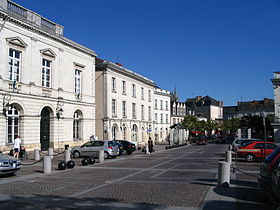 L'hôtel de ville et la place Raphaël Élizé.